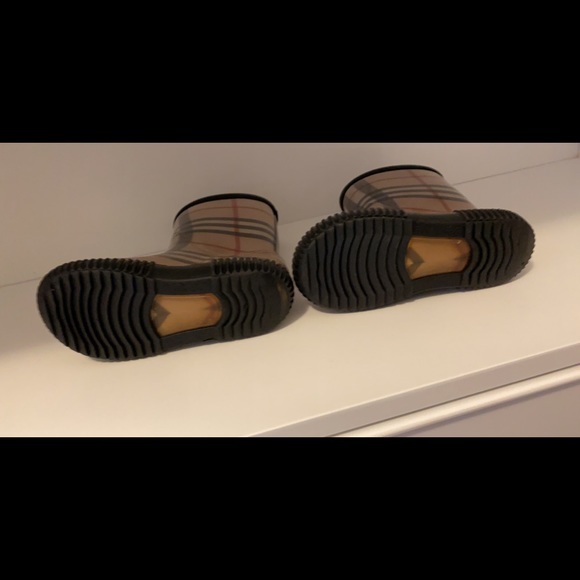Burberry girls rain boots - Picture 3 of 4
